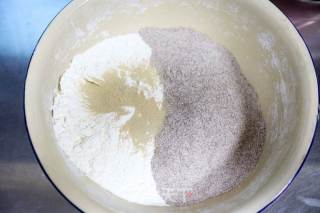 黑全麦猪肉青菜包子的做法步骤：1