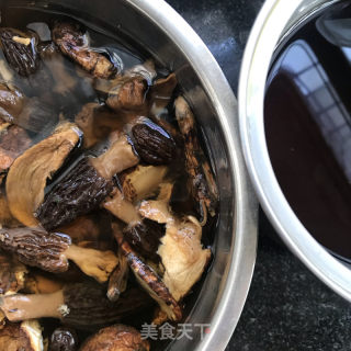 三黄鸡炖羊肚菌的做法步骤：3