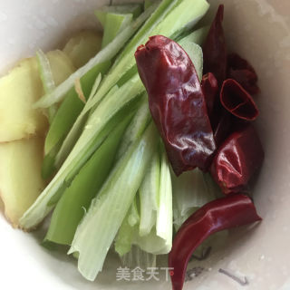 三黄鸡炖羊肚菌的做法步骤：2