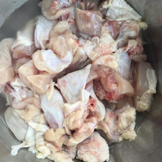 三黄鸡炖羊肚菌的做法步骤：1