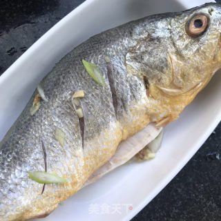 香辣黄花鱼的做法步骤：1
