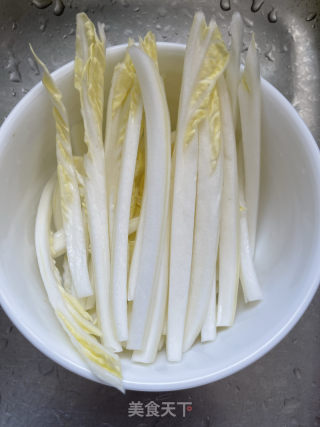 白菜梗炒肉的做法步骤：2