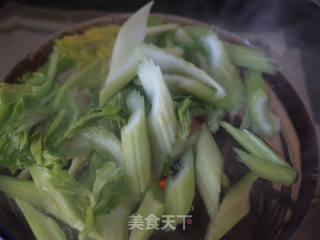 西芹拌桃仁的做法步骤：4