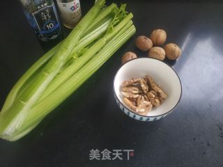 西芹拌桃仁的做法步骤：1