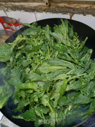 姜丝油菜苔儿的做法步骤：1