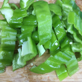 青椒炒素鸡的做法步骤：3