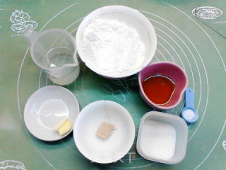 葱香芥末腊肉披萨的做法步骤：1