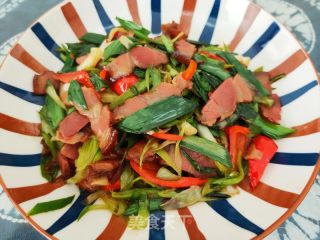 蒜苗炒腊肉的做法步骤：10
