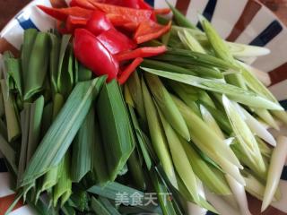 蒜苗炒腊肉的做法步骤：1