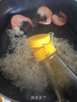 花椒虾拌面的做法步骤：7