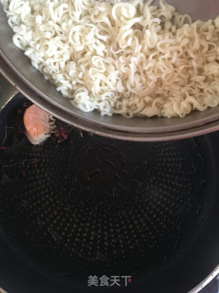 花椒虾拌面的做法步骤：6