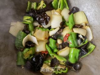 螺丝椒洋葱木耳炒鸡蛋的做法步骤：11
