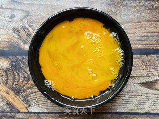 螺丝椒洋葱木耳炒鸡蛋的做法步骤：1