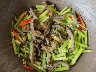 茼蒿杆炒海参的做法步骤：7