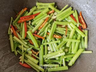 茼蒿杆炒海参的做法步骤：6