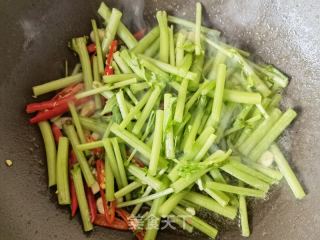 茼蒿杆炒海参的做法步骤：5