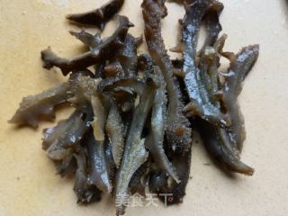 茼蒿杆炒海参的做法步骤：2
