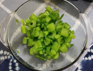炝拌芹菜的做法步骤：7
