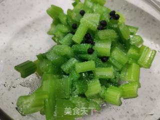 炝拌芹菜的做法步骤：6