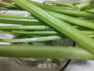 炝拌芹菜的做法步骤：1
