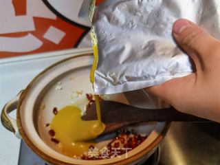 酸汤肥牛煲的做法步骤：5