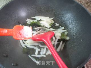 裙带菜炒萝卜的做法步骤：9