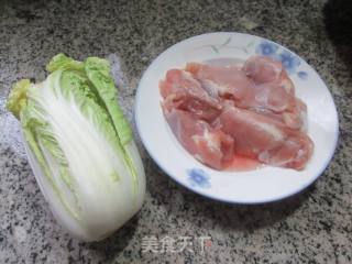 鸡腿肉炒娃娃菜的做法步骤：1