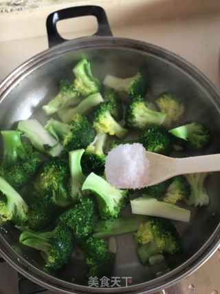 蒜香西兰花的做法步骤：7
