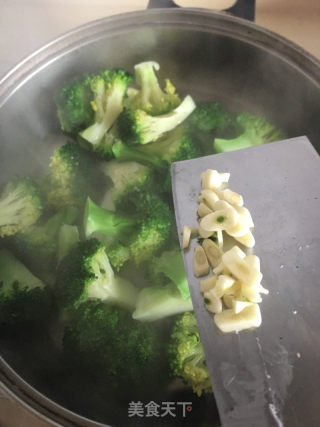 蒜香西兰花的做法步骤：6