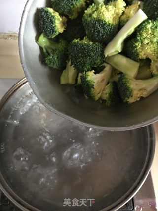 蒜香西兰花的做法步骤：2