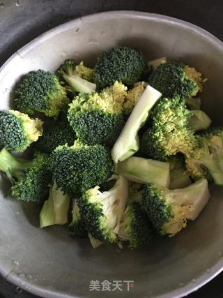 蒜香西兰花的做法步骤：1