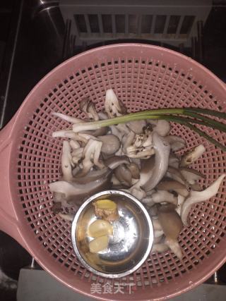平菇火腿肠的做法步骤：2