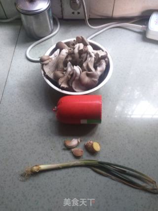 平菇火腿肠的做法步骤：1