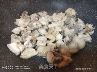 红烧鸡肉的做法步骤：2