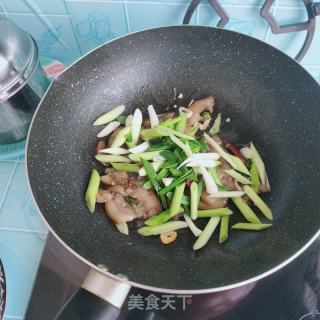 猪头肉炒蒜苗的做法步骤：5