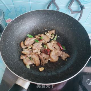 猪头肉炒蒜苗的做法步骤：4