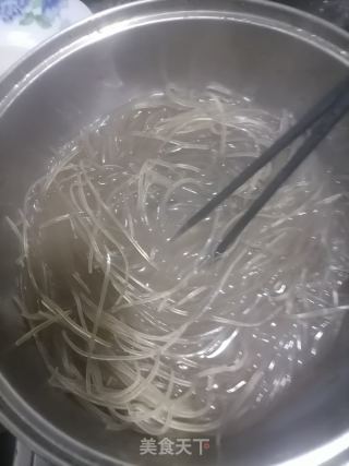 红薯粉条的做法步骤：1