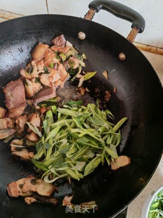 蒜苗炒腊肉的做法步骤：3
