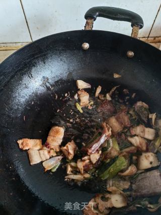 蒜苗炒腊肉的做法步骤：2