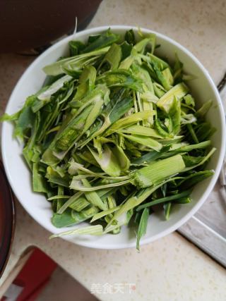 蒜苗炒腊肉的做法步骤：1