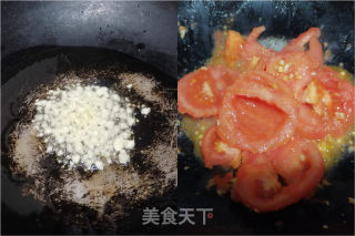 快手汤必备‖番茄菌菇汤的做法步骤：2