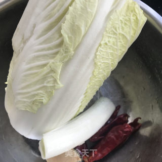 白菜炒粉条的做法步骤：1