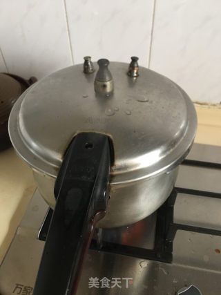 鸡爪排骨花生汤的做法步骤：6