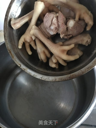 鸡爪排骨花生汤的做法步骤：3