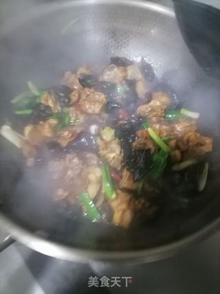 木耳烧土鸡的做法步骤：5