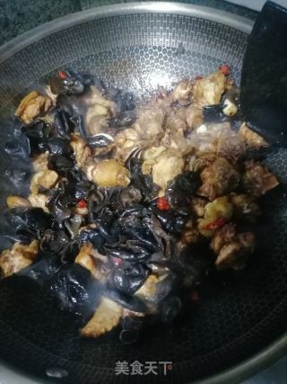 木耳烧土鸡的做法步骤：3