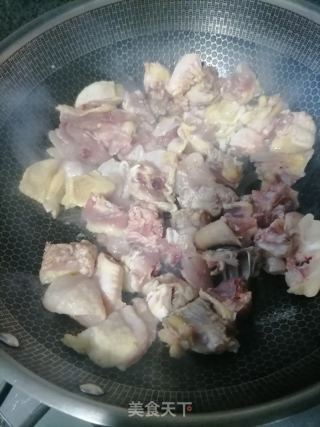 木耳烧土鸡的做法步骤：2
