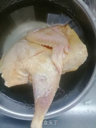 木耳烧土鸡的做法步骤：1