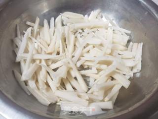 凉拌莲条的做法步骤：2