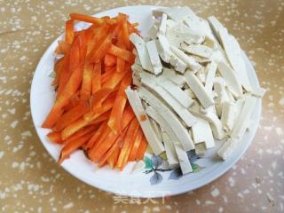 肉丝包心菜炒年糕的做法步骤：4
